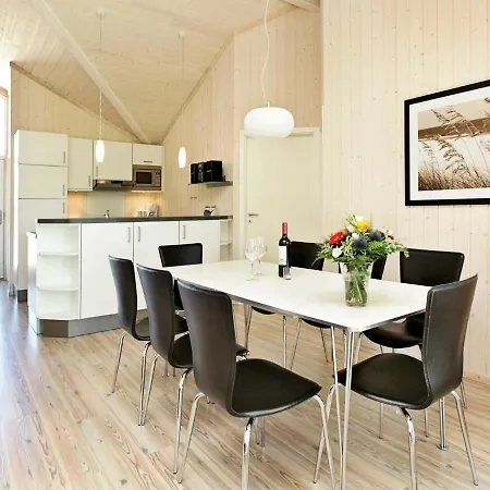 Three-bedroom Holiday In 9 *